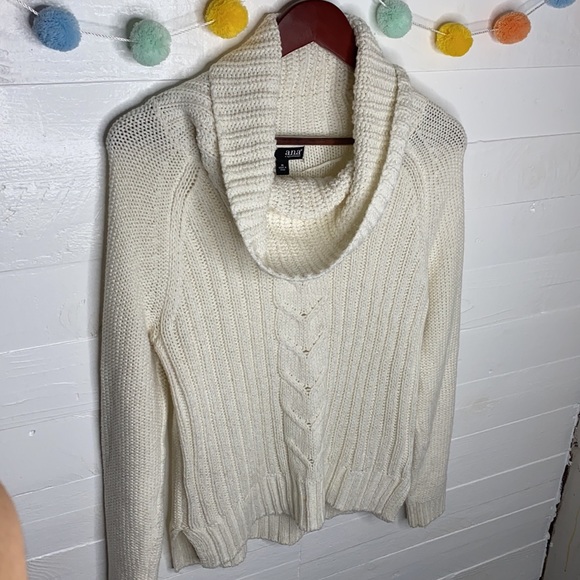 Knit Sweater size Medium color cream - Picture 9 of 9